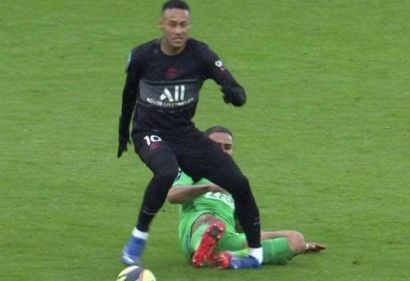 Neymar gãy gập cổ chân, rời sân bằng cán trong nước mắt