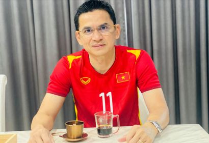 HLV Kiatisuk mặc áo Việt Nam, ủng hộ đội nhà giành chiến thắng