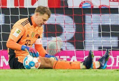 Neuer chấn thương sau khi giành giải Cầu thủ xuất sắc nhất