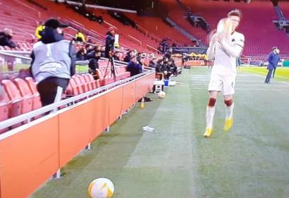 Câu giờ quá đáng, sao Roma nhận 2 quả báo liên tiếp ở Europa League