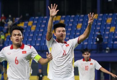 Tiền đạo Văn Tùng lập cú đúp giúp U23 Việt Nam đại thắng Singapore là ai?