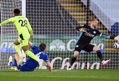Leicester 2-4 Newcastle: Ác mộng năm ngoái lại hiện về