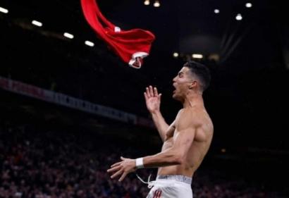 Ronaldo và khoảnh khắc xuất thần xô đổ nhiều kỷ lục