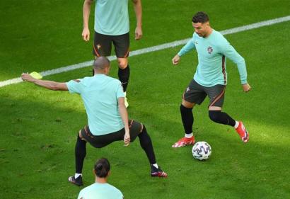 Ronaldo định làm bẽ mặt Pepe, Kimmich vô vọng với Joachim Low